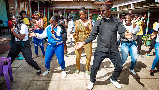 Tanzworkshop mit YOUNIB interreligiöses Jugendprogramm in Nairobi.