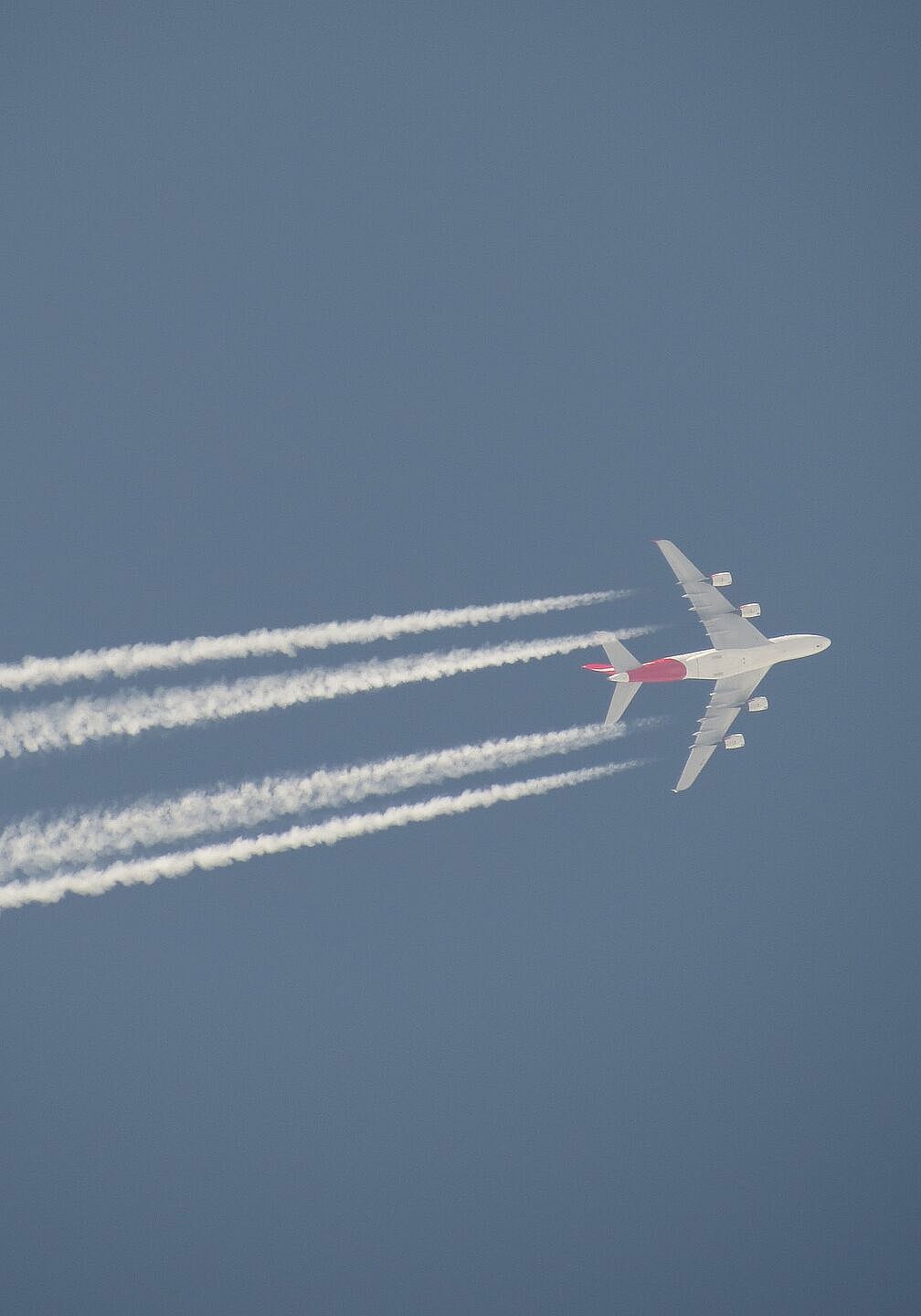 Ein Flugzeug am blauen Himmel
