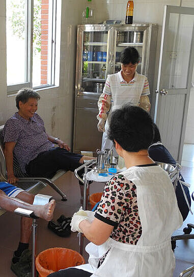 Krankenschwestern versorgen Leprakranke in China.