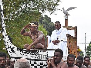 Der erste einheimische Bischof der Salomonen, Peter Houhou, wird in einem Boot zur Bischofsweihe gebracht.