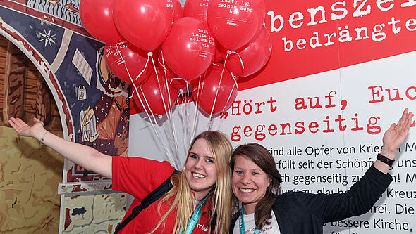 Die missio-Volontärinnen Annika Reisch und Lena Monshausen mit den Lufballons zur Aktion #dafürhalteichmeinenkopfhin