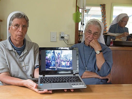 Sr. Lorena und Sr. Gaudencia mit Fotos von „Hexen”-Folterungen