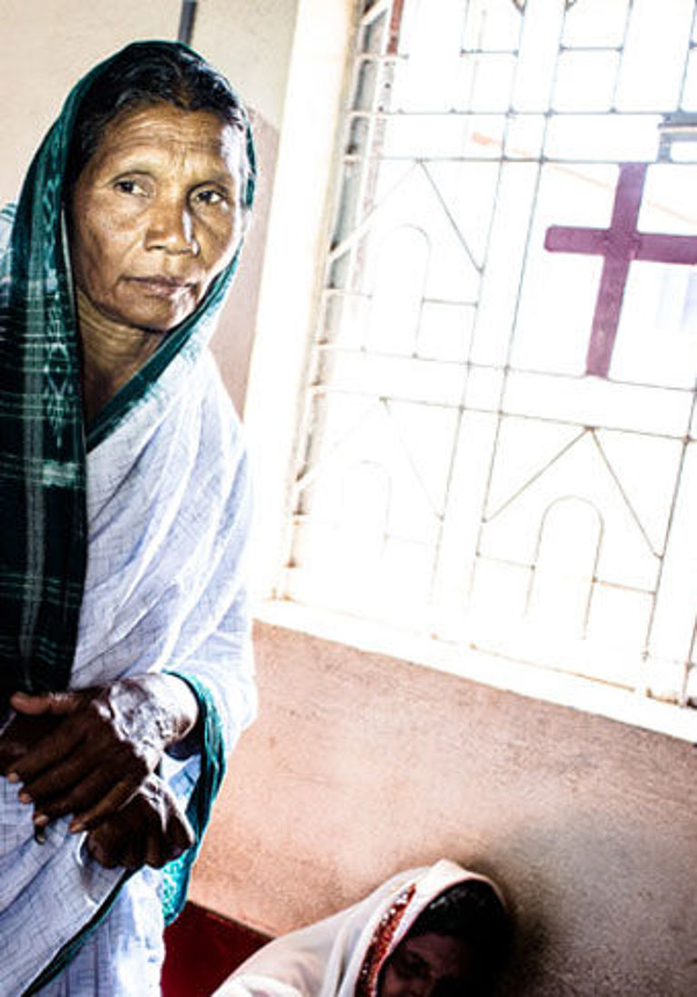 Christin in Indien steht in einer Kirche