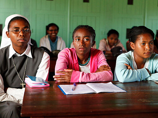In der Diözese Moramanga wird Präventionsarbeit mit jungen Mädchen gegen Prostitution geleistet. 