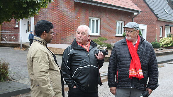 Pater Siju Joseph Vechurettickal im Gespräch mit zwei Gemener Herren, die uns durch das Dorf führten.