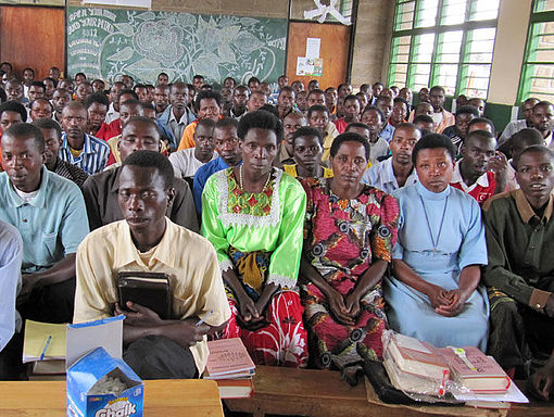 Katechisten sitzen in einer Schule in Burundi