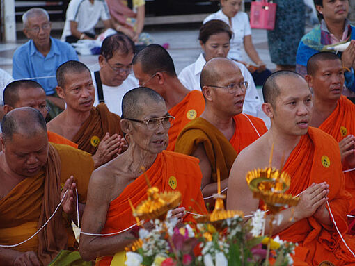 Diese Mönche beten in der Tempelanlage Yangon. Religionsfreiheit ist in Myanmar nicht selbstverständlich. 