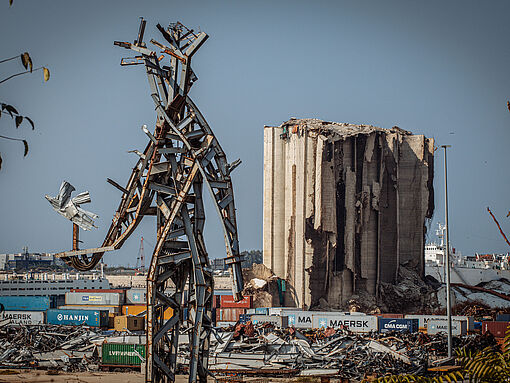 Das Foto zeigt die Reste der Getreidespeicher in Beirut nach der Hafenexplosion.. 