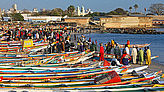 Fischerboote am Strand des Fischmarkts von Dakar.