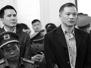 Der Menschenrechtsaktivist und Rechtsanwalt Nguyen Van Dai (rechts) am 5. April 2018 vor einem Gericht in Hanoi (Vietnam).