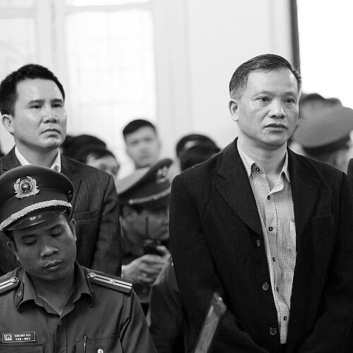 Der Menschenrechtsaktivist und Rechtsanwalt Nguyen Van Dai (rechts) am 5. April 2018 vor einem Gericht in Hanoi (Vietnam).