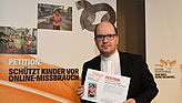 missio-Präsident Pfarrer Dirk Bingener hält die unterzeichnete Petition in den Händen. 