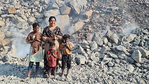 Schwester Nivedita Bernadetta mit drei kleinen Kindern auf einer Kohlehalde in Jharia, Indien.