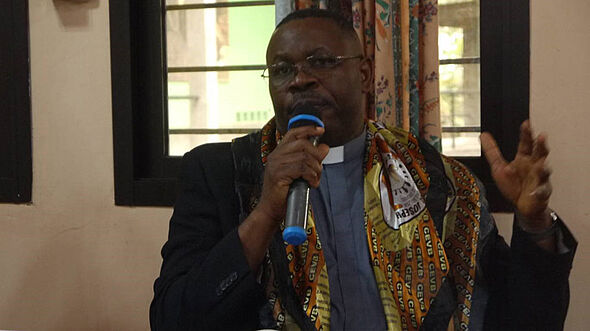 Ein Geistlicher spricht beim Netzwerktreffen für kleine christliche Gemeinschaften in Kinshasa.