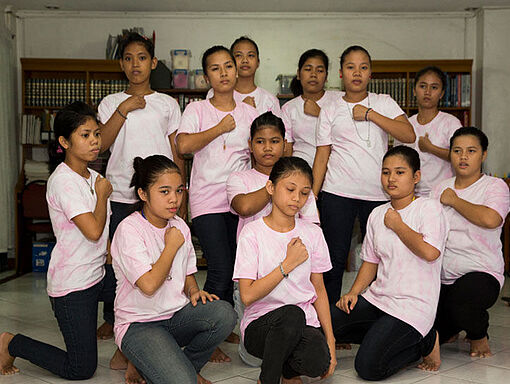 Eine Gruppe junger philippinischer Frauen.