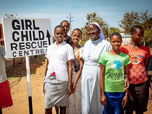 Ordensschwester Therese mit den Mädchen, die vor Zwangsehe ins Rescue Center in Samburu, Kenia,geflohen sind.