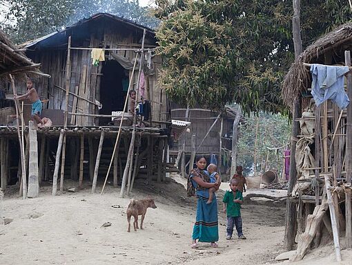 Ein Dorf der Tripuras, einer bedrohten ethnischen Minderheit, in der Bergregion der Chittagong Hill Tracts.