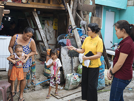 Rosemarie L. Dizon mit Sozialarbeiterin Joy L. Asombrado unterwegs im Lorega Slum (Cebu/Philippinen)