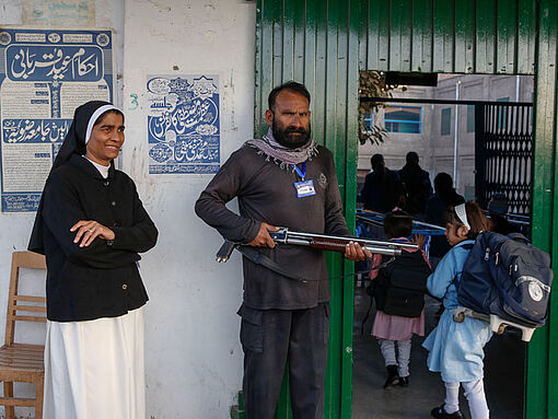 Aus Sicherheitsgründen steht ein Mann mit einer Waffe am Eingang der Sacred Heart Convent Highschool in Pakistan, da diese Schule ein Soft Target für Terroristen ist.