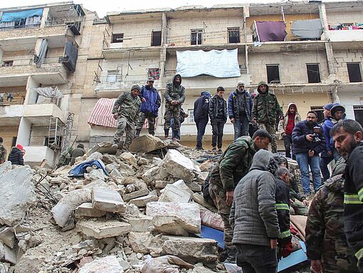 Die Menschen suchen in den Trümmern eines eingestürzten Hauses in Aleppo im Norden Syriens nach Überlebenden.