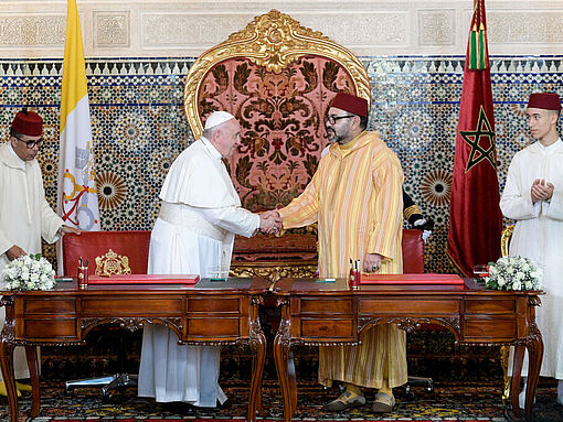 Papst Franziskus (l.) und Marokkos König Mohammed VI. geben sich am 30. März 2019 in Rabat (Marokko) die Hand, nachdem sie einen gemeinsamen Appell zum Sonderstatus Jerusalems unterzeichnet haben.