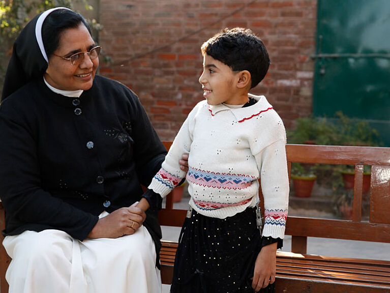 Eine Schwester kümmert sich um einen kleinen Jungen im Rehabilitations-Zentrum für behinderte Kinder in Faisalabad, Pakistan.