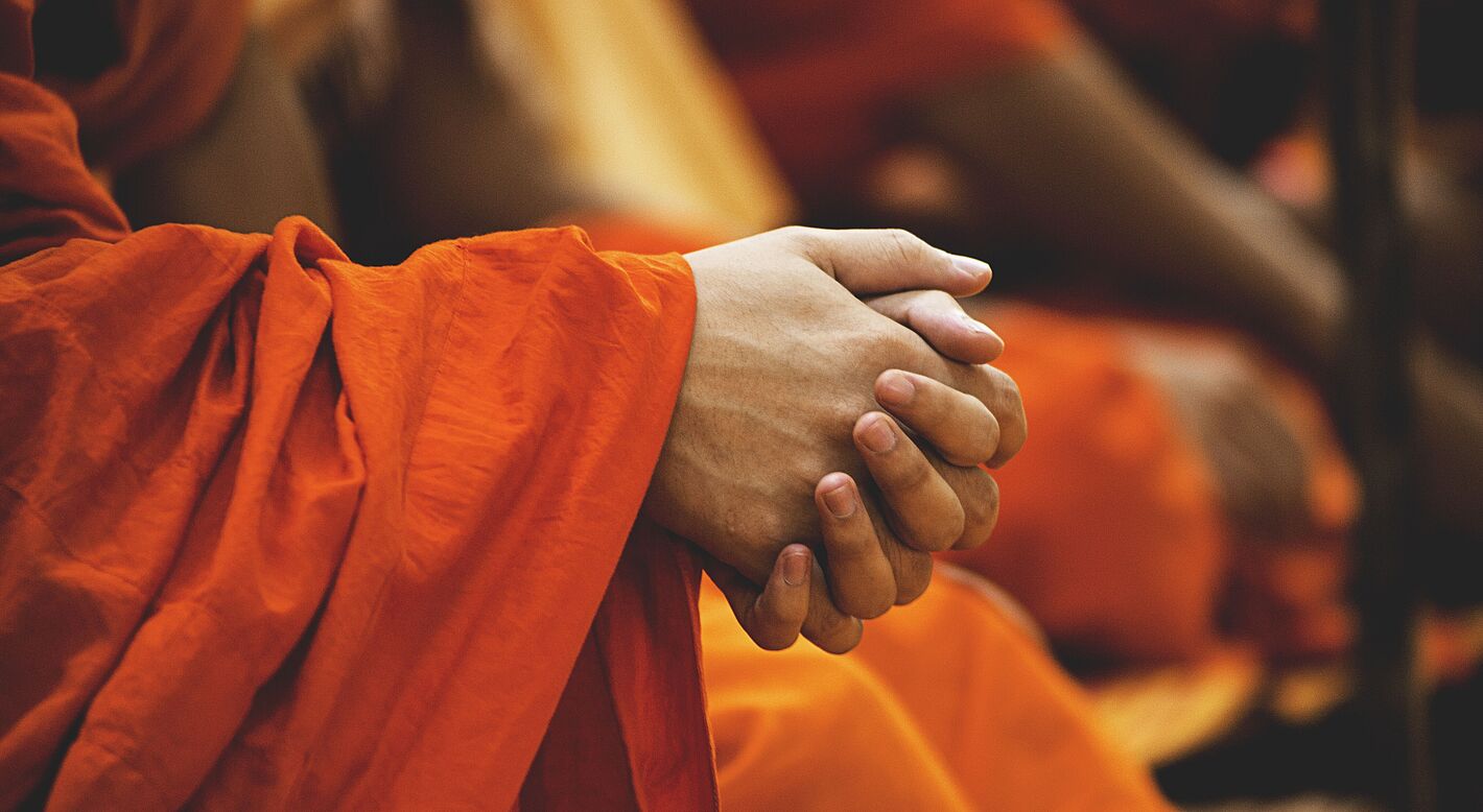 Betende Hände eines buddhistischen Mönches