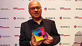 missio-Pressesprecher Johannes Seibel mit dem Preis für Online-Kommunkation