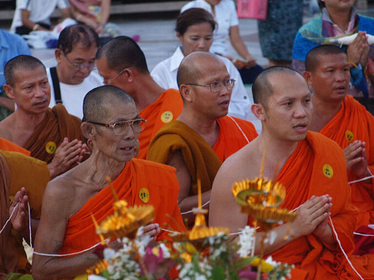 In der Tempelanlage Yangon Shwedagon beten Mönche in farbenfrohen Gewändern. 