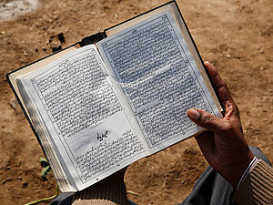 Ein pakistanischer Christ liest in seiner in der Sprache „Urdu“ geschriebenen Bibel.