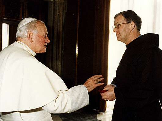 Papst Johannes Paul II. im Gespräch mit missio-Präsident Pater Hermann Schalück ofm.
