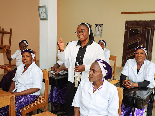 Schwester Biola Elemowlu bildet Frauen am Katechistinnenzentrum in Nigeria aus.