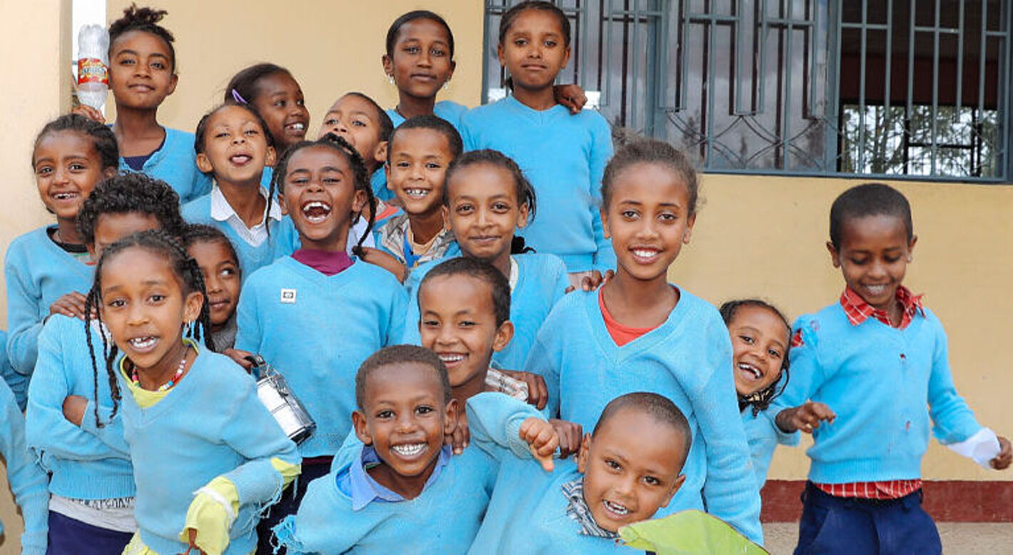 Eine Gruppe fröhlicher Schulkinder in Äthiopien. 