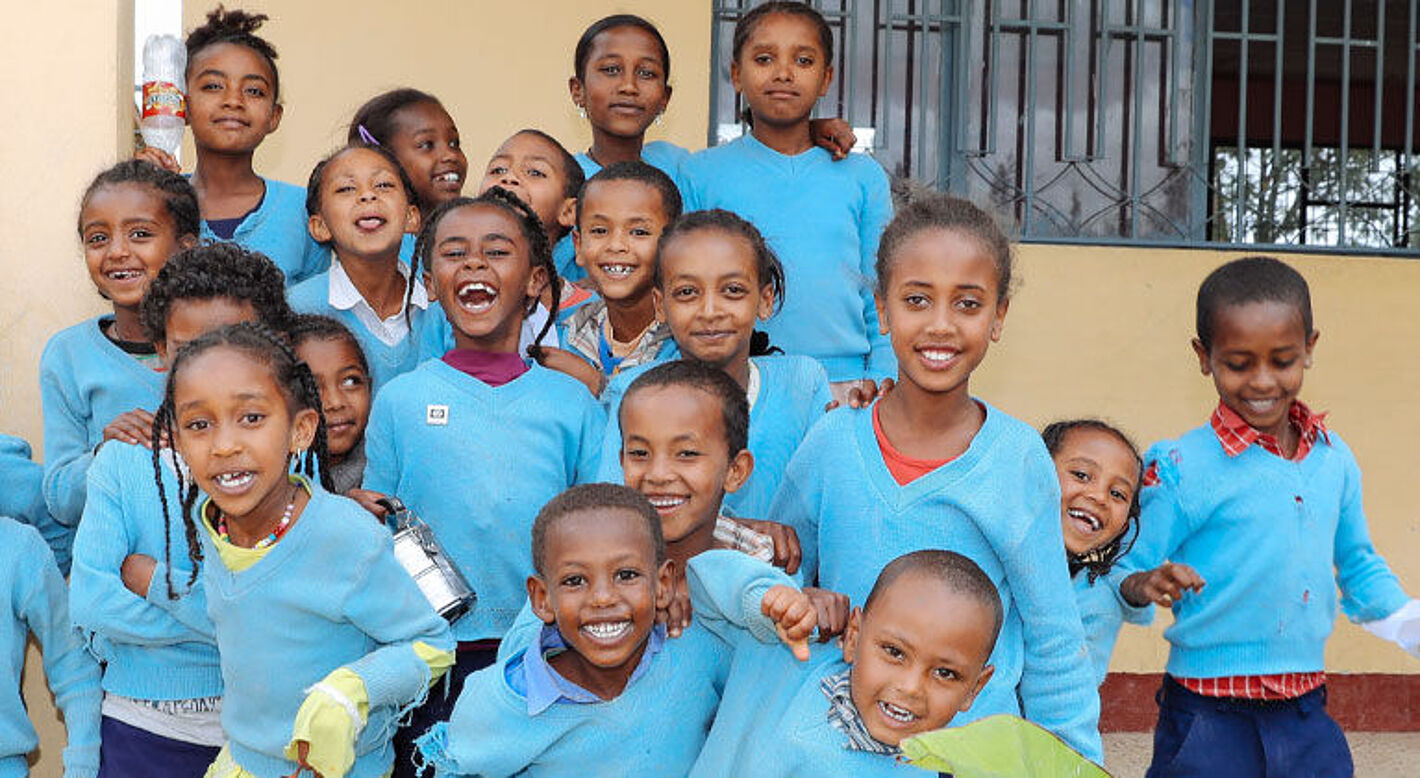 Eine Gruppe fröhlicher Schulkinder in Äthiopien. 