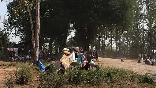 Menschen aus Myanmar fliehen vor dem Militärregime nach Thailand.