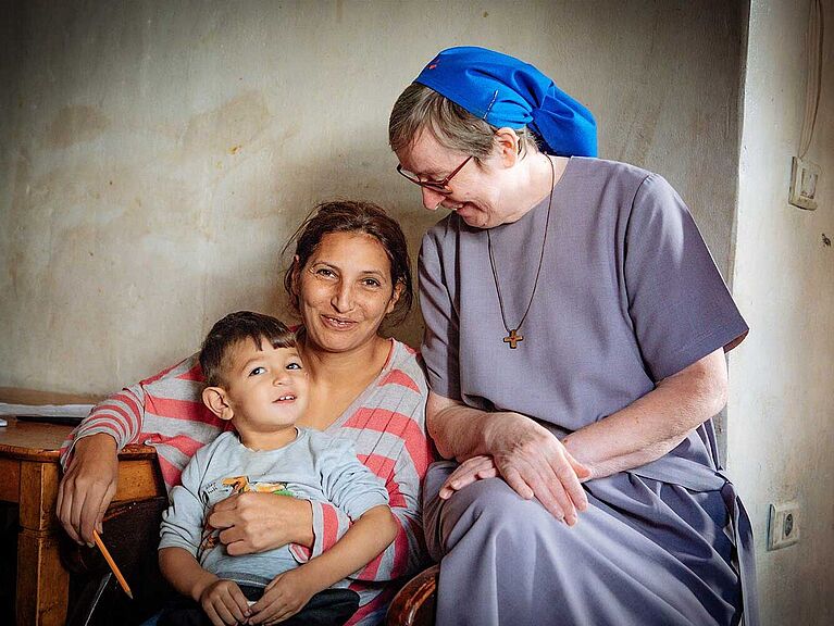 Schwester Martine Vandenberghe besucht Mutter Laya und ihren Sohn im Flüchtlingslager Dbaye Camp im Norden Beiruts