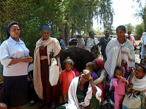 Eine Ordensschwester der Daughters of Charity mit einer Gruppe Menschen in Äthiopien.