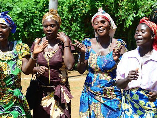 Frauen in einem Traumazentrum im Kongo singen und tanzen zusammen.