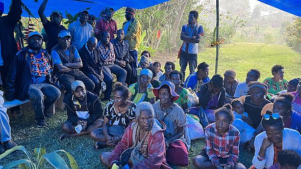 Ein tropischer Gewitterregen lässt uns in Minj mit den Frauen, die dort Schutz vor Gewalt suchen, den Gemeindemitgliedern und Schwestern enger zusammenrücken.