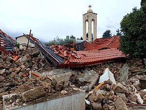 Kirche in Syrien und zerstörte Häuser im Erdbebengebit