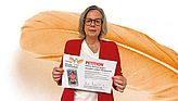 Ursula Groden-Kranich MdB, Bundesvorsitzende des Kolpingwerk Deutschland, hält die unterzeichnete Petition in den Händen.  