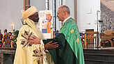Bischof Overbeck begrüßt den Emir von Wase.