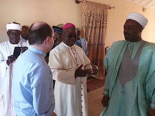 Erzbischof Kaigama (zweiter von links), stellt dem Emir von Wase (dritter von links) missio-Präsident Pfarrer Dirk Bingener vor.