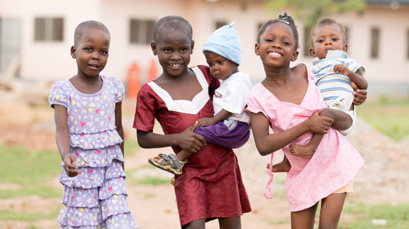 Fünf Kinder im Waisenhaus von Schwester Stan in Ghana.