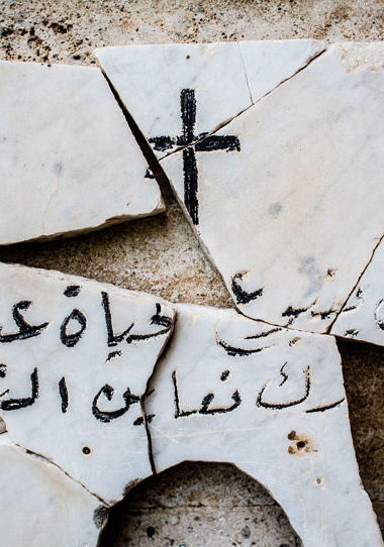 Eine zerstörte christliche Inschrift in einer Kirche in der Niniveh-Ebene, Nord-Irak
