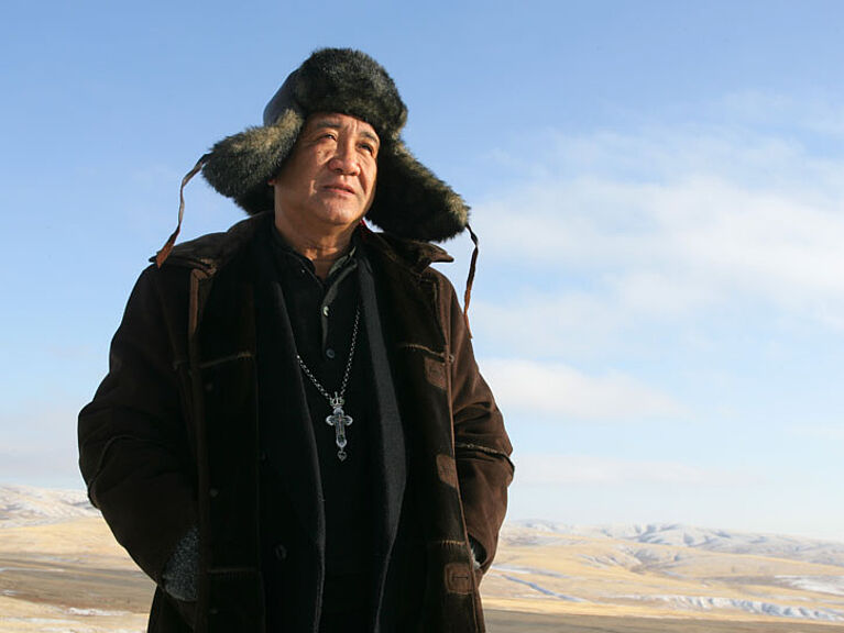 Porträt von Bischof Wenceslao Padilla in der mongolischen Landschaft. 