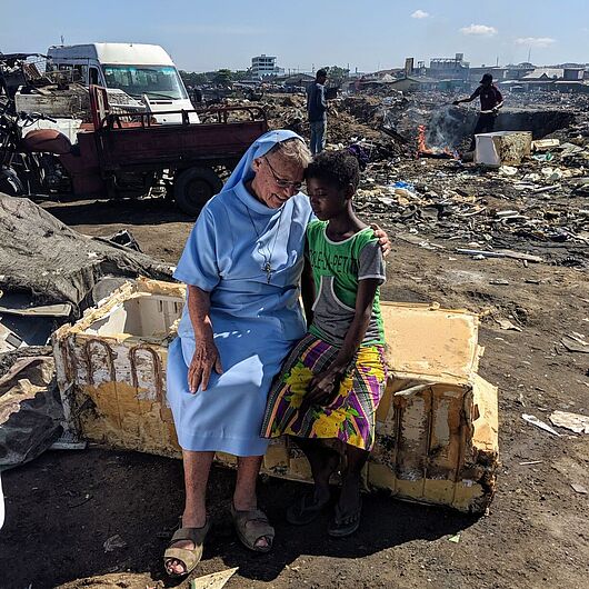 Schwester Angelina mit einem Mädchen auf der Halde Agbogbloshie in Accra (Ghana).