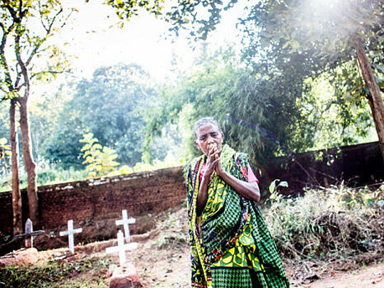 Indische Christin auf einem Friedhof in der Region Kandhamal