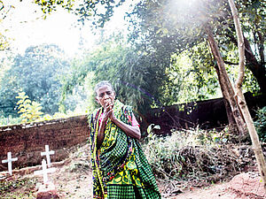 Indische Christin auf einem Friedhof in der Region Kandhamal