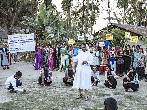 In einem Theaterstück werden die Familien der Teearbeiter in Assam über die Gefahren des Kinder- und Menschenhandels aufgeklärt. 